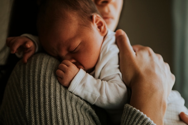 Mère tenant son bébé à l&#39;intérieur