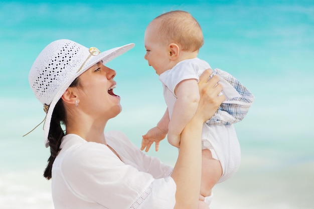 Une mère tenant son bébé sur la plage