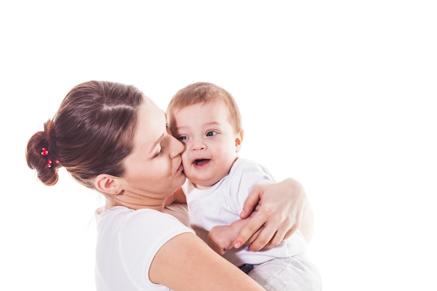 Mère tenant son enfant sur fond blanc