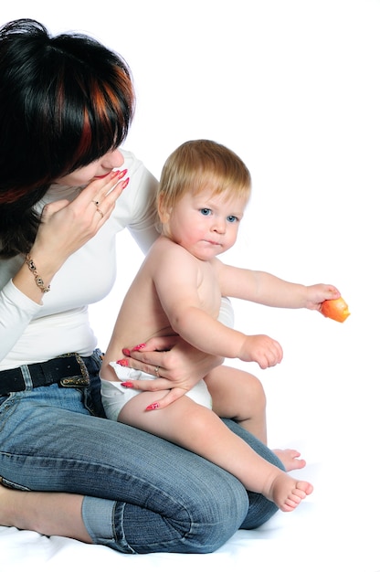 Mère tenant son petit bébé