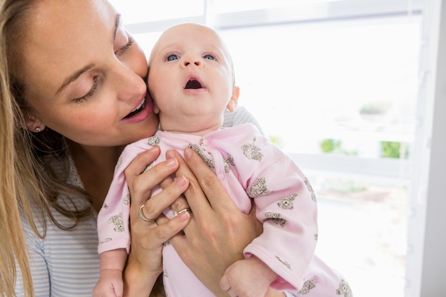 Mère tenant son petit garçon