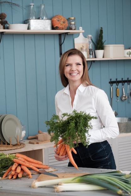 Photo mère, tenue, légumes, dîner