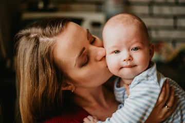 Mère Sécher Les Cheveux De Son Enfant Alors Que Bébé Joue Avec Des Jouets  Banque D'Images et Photos Libres De Droits. Image 52579095