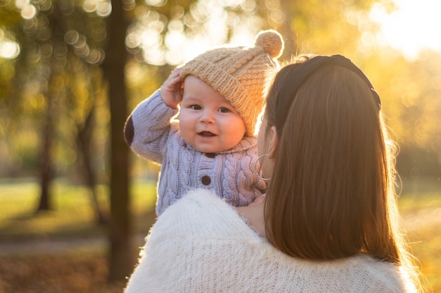 Mère tient le petit fils dans ses bras