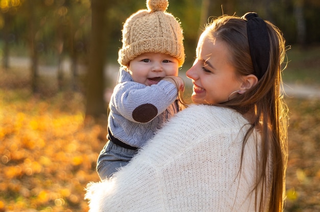 Mère tient le petit fils dans ses bras