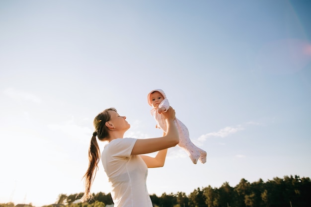 Une mère tient sa fille dans ses bras