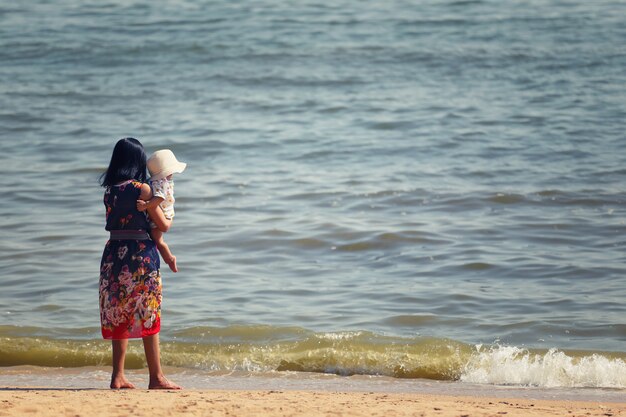 La mère tient son bébé.