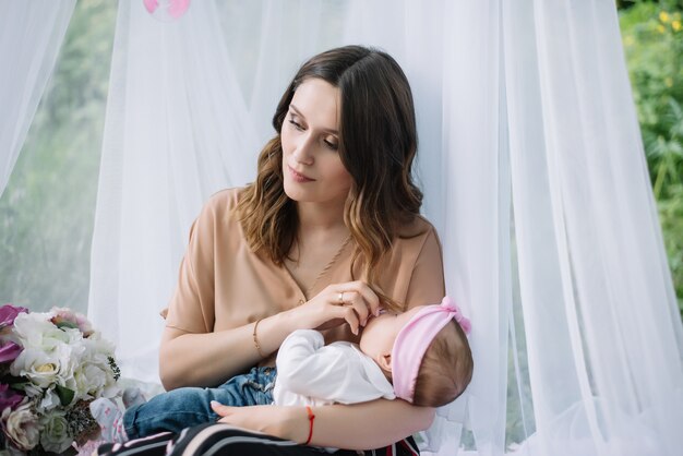 Mère tient son enfant dans ses mains