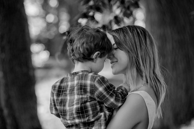 Mère tient son fils sur une main à l'extérieur