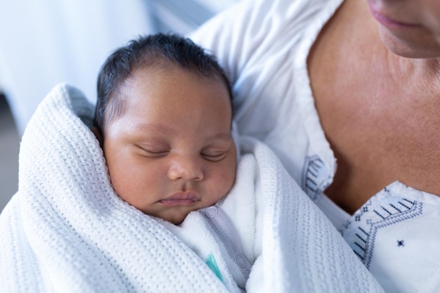 Photo une mère tient son nouveau-né à l'hôpital