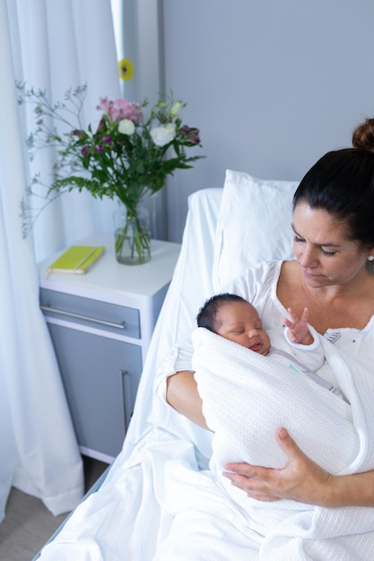 Photo une mère tient son nouveau-né à l'hôpital