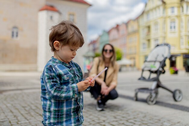 Mère avec un tout-petit garçon dans le vieux centre-ville