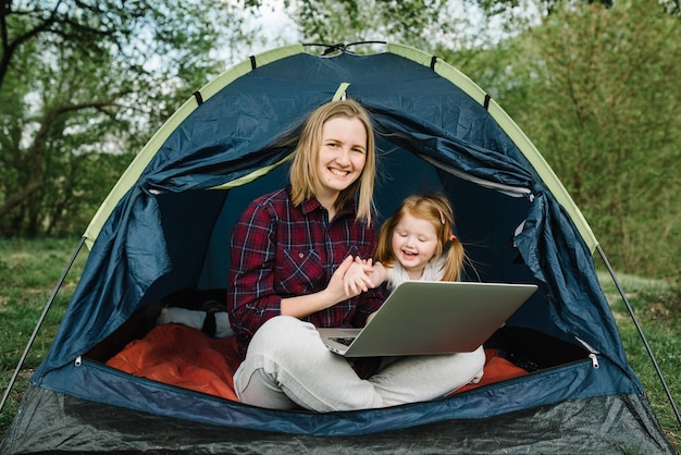 Mère travaillant avec enfant