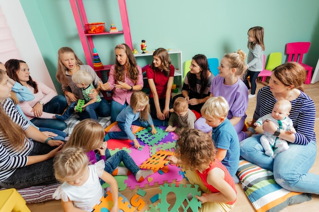 Photo les mères avec des enfants d'âges différents se sont réunis