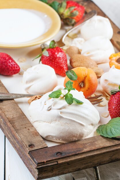 Meringue à l'abricot et à la fraise