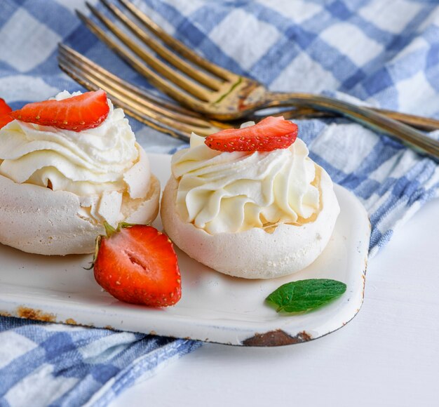 Meringue au four avec crème et fraises fraîches