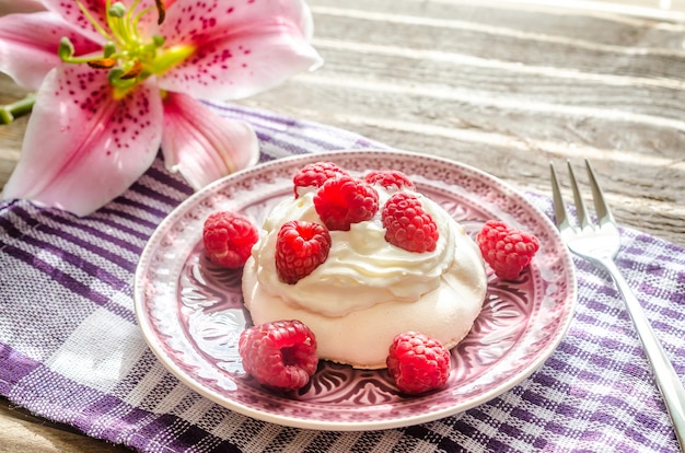 Meringue aux framboises fraîches