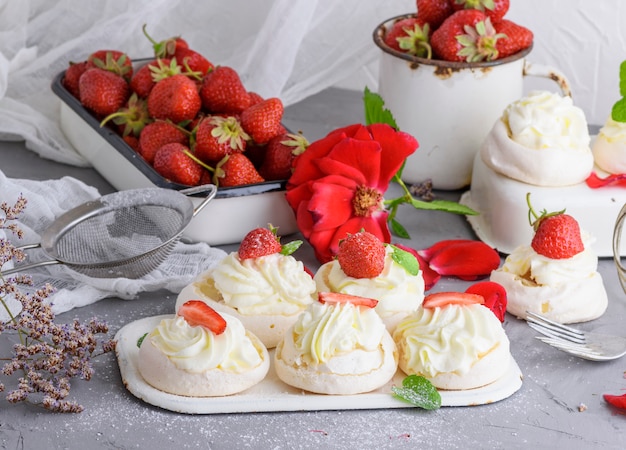 Meringue à la crème et fraises fraîches