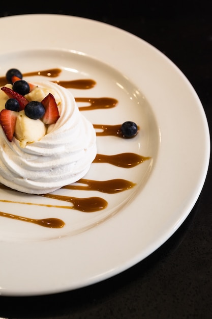 Meringue dessert avec fruits et sauce