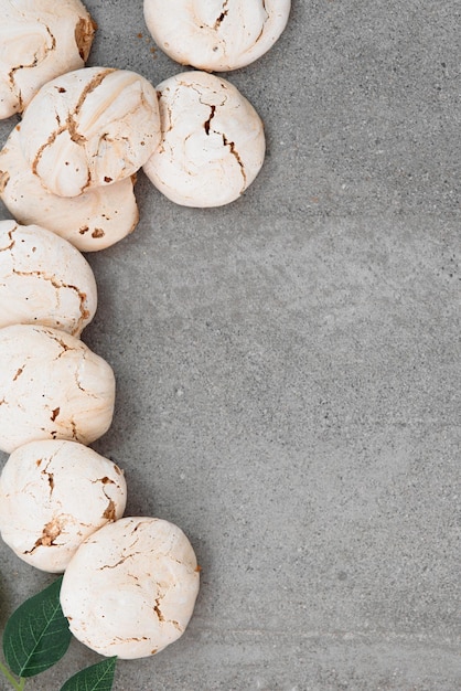 Meringue dispersée dans le coin supérieur Meringue sur fond gris La meringue est fissurée Économiseur d'écran Branche verte