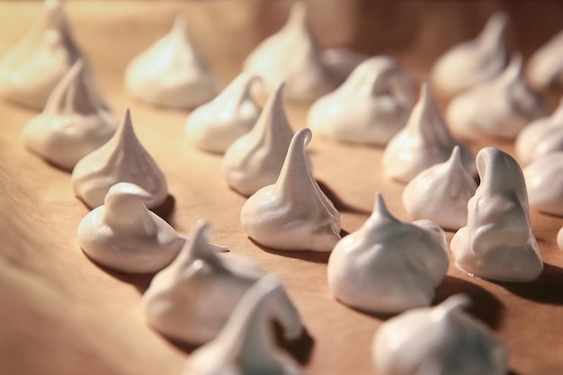 La meringue est cuite sur une plaque recouverte de papier sulfurisé au four