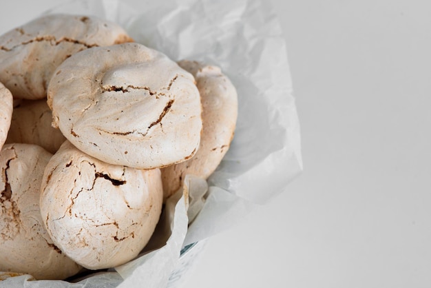 Meringue sur la gauche sur fond blanc Meringue au chocolat Meringue avec fissures Espace vide pour le texte