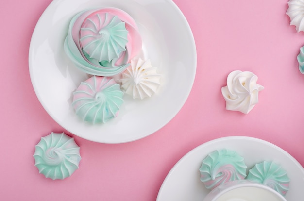 Meringue turquoise rose sur fond rose.