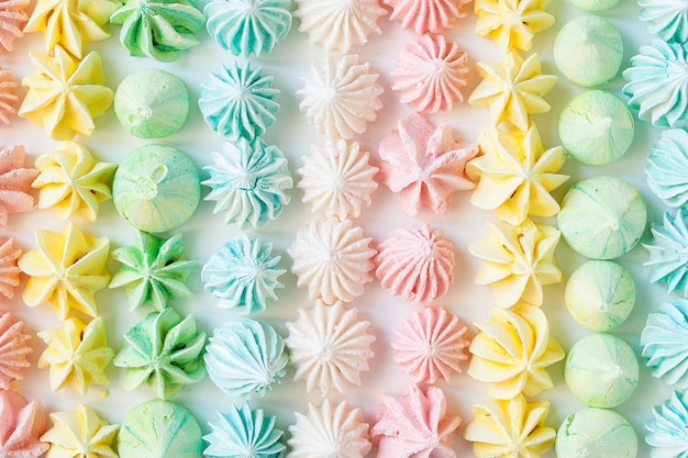 Meringues colorées à la main sur fond blanc