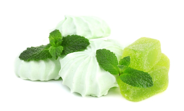 Meringues de couleur menthe et bonbons à la gelée de menthe isolés sur blanc