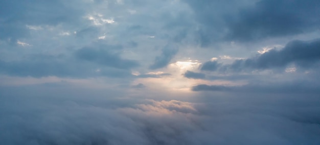 Une merveilleuse aube au-dessus des nuages Fond naturel