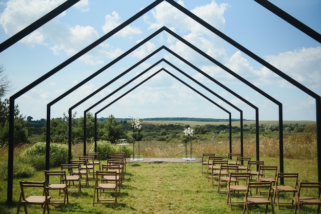 Merveilleuse cérémonie de mariage. arche de mariage tendance réalisée selon la mode moderne. décorations de mariage.