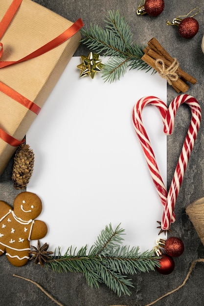 Une merveilleuse composition avec des décorations de Noël et une carte vierge au milieu Joyeux Noël et bonne année