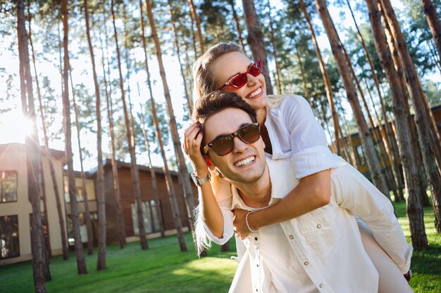 Merveilleuse humeur. Ravie de femme positive s'amusant tout en étant avec son petit ami