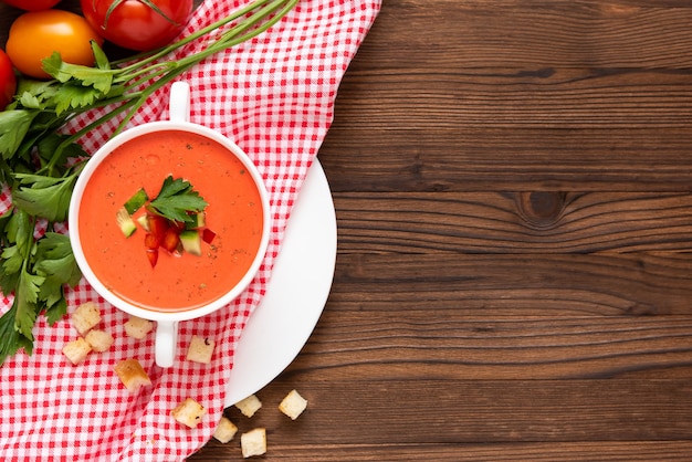 Merveilleuse soupe de gaspacho aux tomates aux herbes et aux tomates. Vue de dessus. Copiez l'espace.