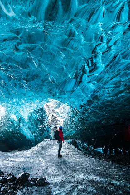 Les merveilleuses couleurs de la glace bleue dans les grottes de glace du Vatnajokull, le plus grand glacier d'Europe