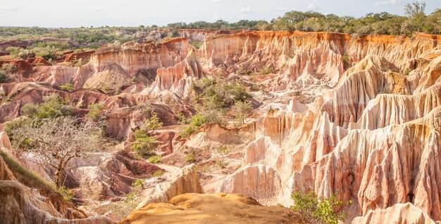 Merveilleuses couleurs orange au coucher du soleil à Marafa Canyon - a également dit The Hell's Kitchen. Région de Malindi, Kenya