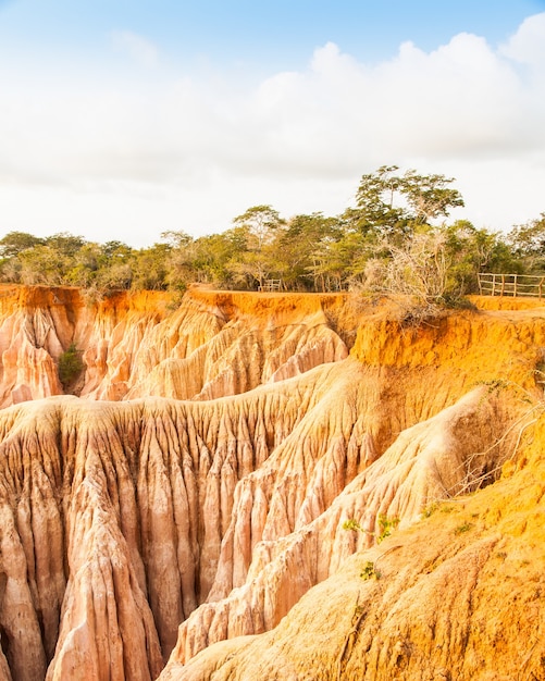 Merveilleuses couleurs orange au coucher du soleil à Marafa Canyon - a également dit The Hell's Kitchen. Région de Malindi, Kenya