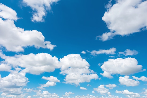 Merveilleux nuages ​​de cumulus blanc sur ciel bleu