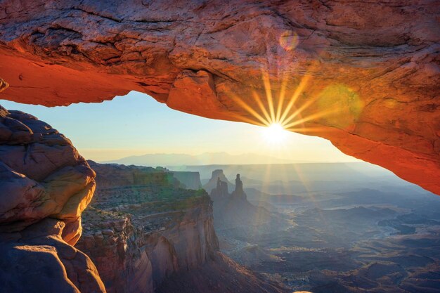 Photo mesa arch sunrise 4k ultra hd vue au parc national de canyonlands dans l'utah aux états-unis