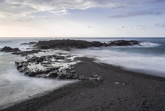 Mesa del mar plage de sable volcanique et rochers