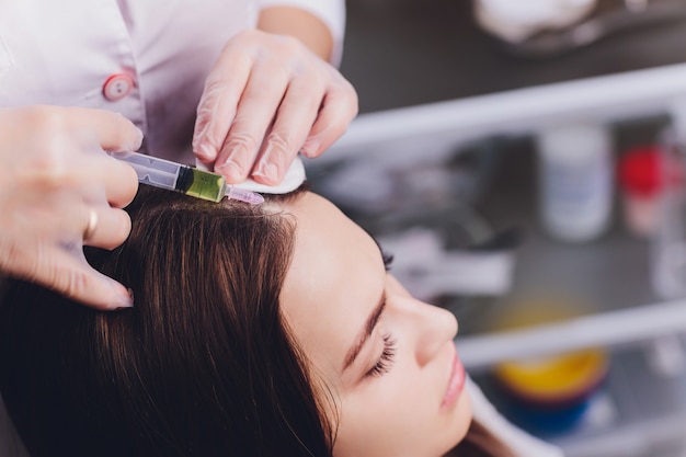 Mésothérapie à l'aiguille dans un salon de beauté