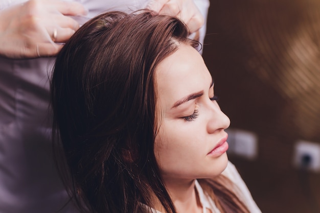 Mésothérapie à l'aiguille dans un salon de beauté