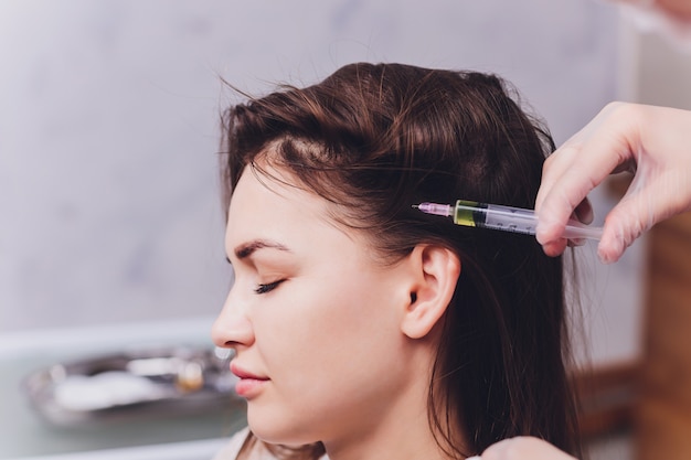 Mésothérapie à l'aiguille dans un salon de beauté