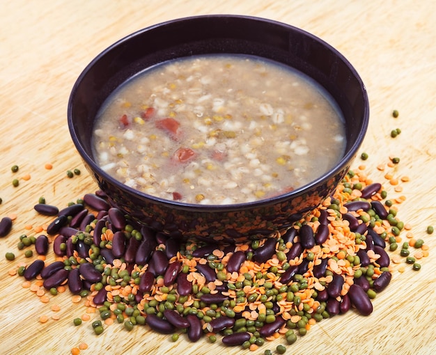 Mess de potage dans un bol et mélange de haricots sur une assiette