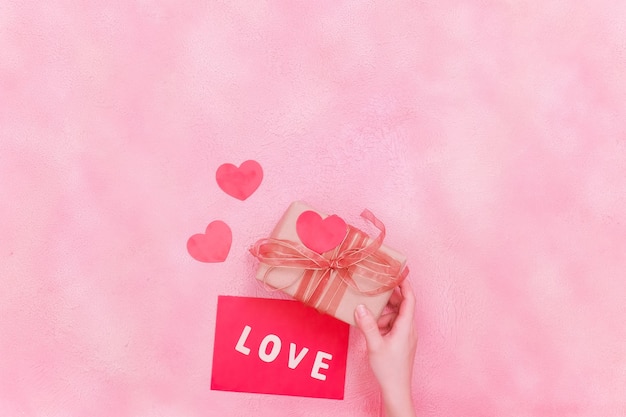 Message d'amour, boîte-cadeau avec de belles fleurs, concept de la Saint-Valentin