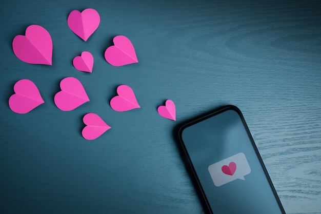 Message D'amour. Concept De La Saint-valentin. Envoi Du Symbole Du Cœur à Quelqu'un Via Un Téléphone Portable. Vue De Dessus