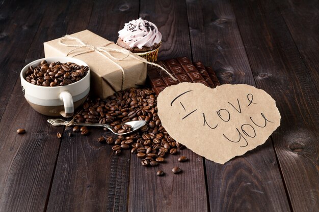 Message d'amour sur la table avec des grains de café torréfiés