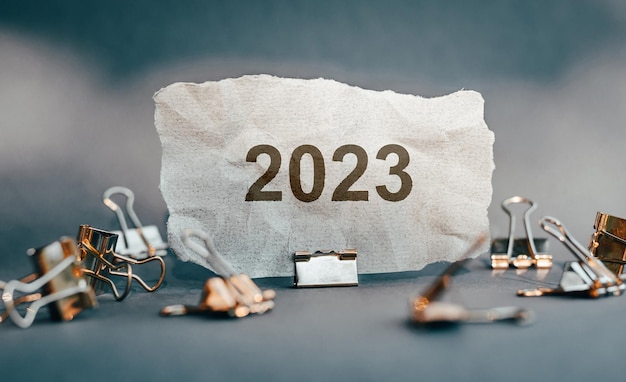 Message Année 2023 fond de texture de papier kraft déchiré Bonjour à 2023 bonne année à venir concept