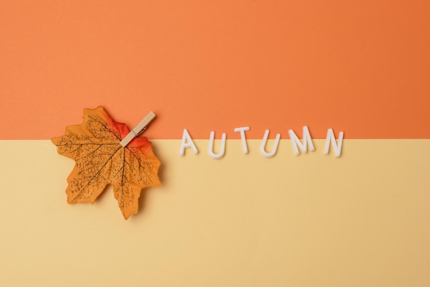 Message Automne et fausse feuille d'érable sur fond jaune et orange Fond de vacances saisonnières