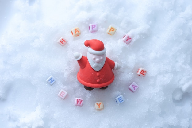 Message de bonne année fait avec des cubes de lettres sur la neige